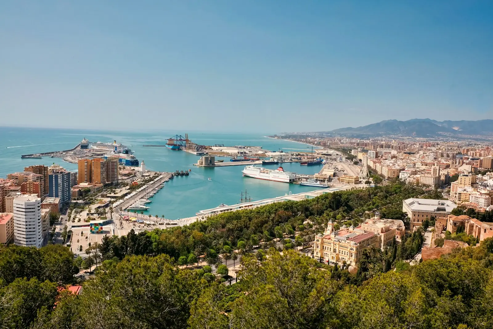 Vista de Málaga con el puerto y la costa
