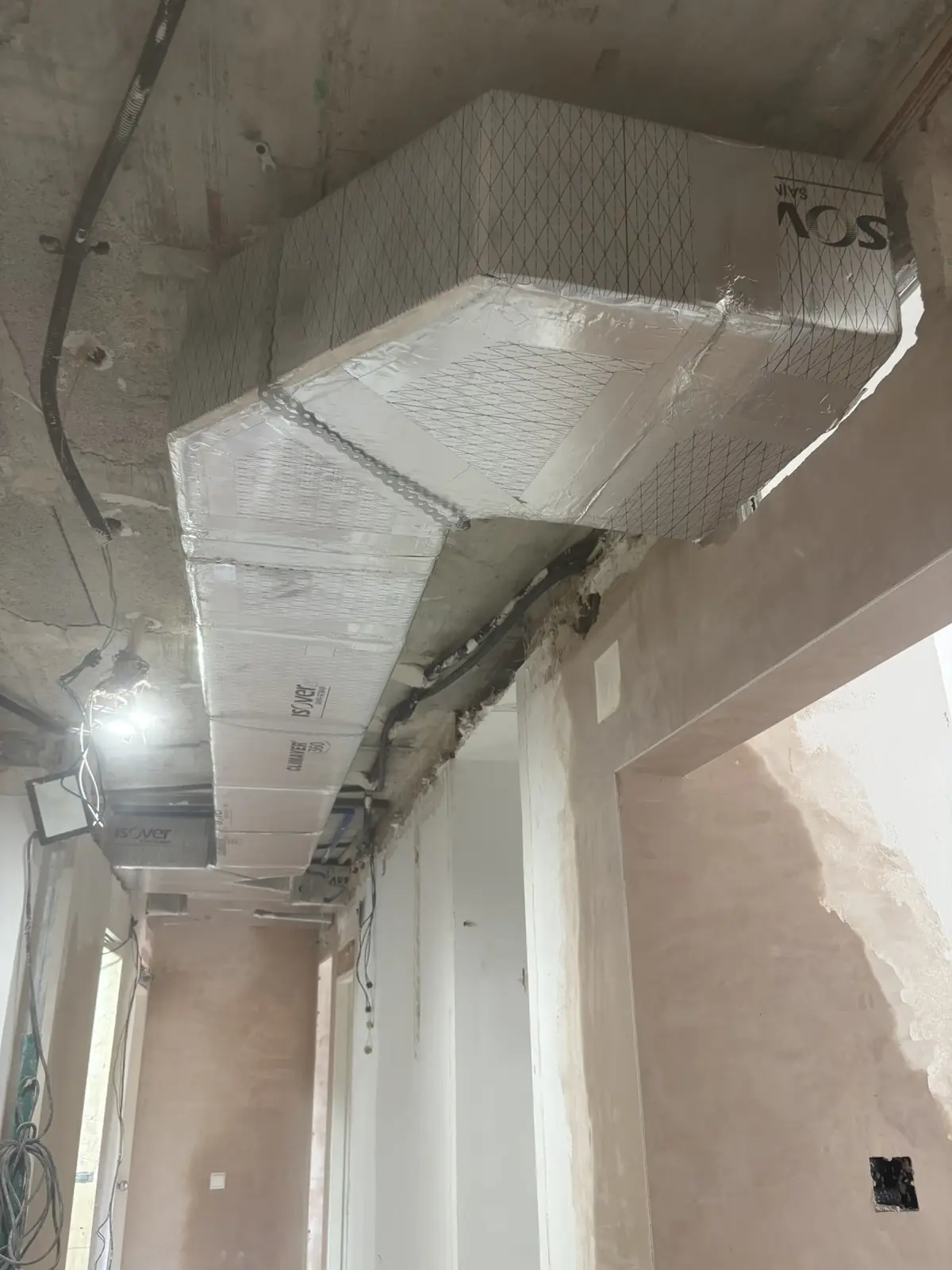 Red de conductos de climatización aislados en el techo de una vivienda en reforma en Málaga