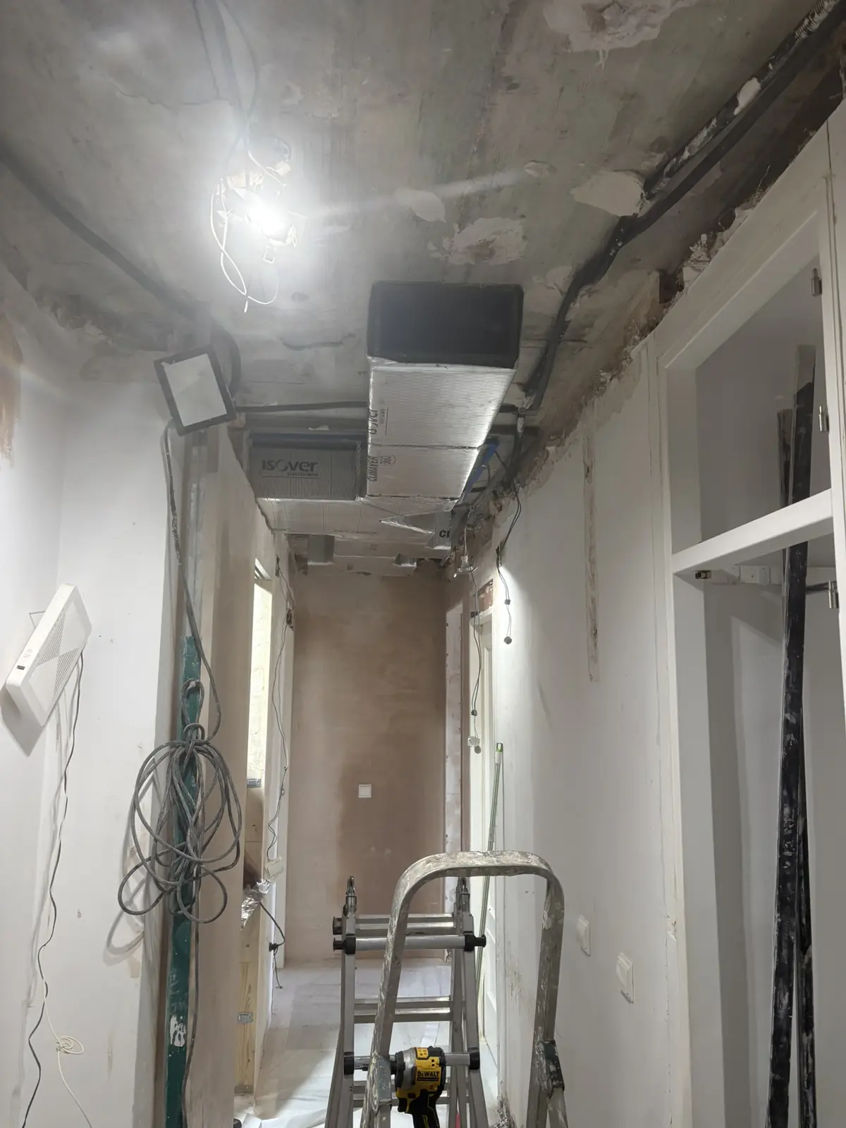 Red de conductos aislados en el techo de una vivienda en reforma.