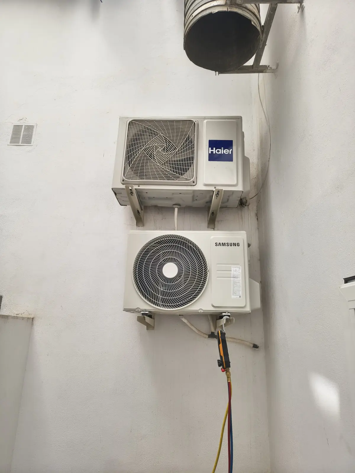 Unidades exteriores de aire acondicionado instaladas en la fachada de una vivienda