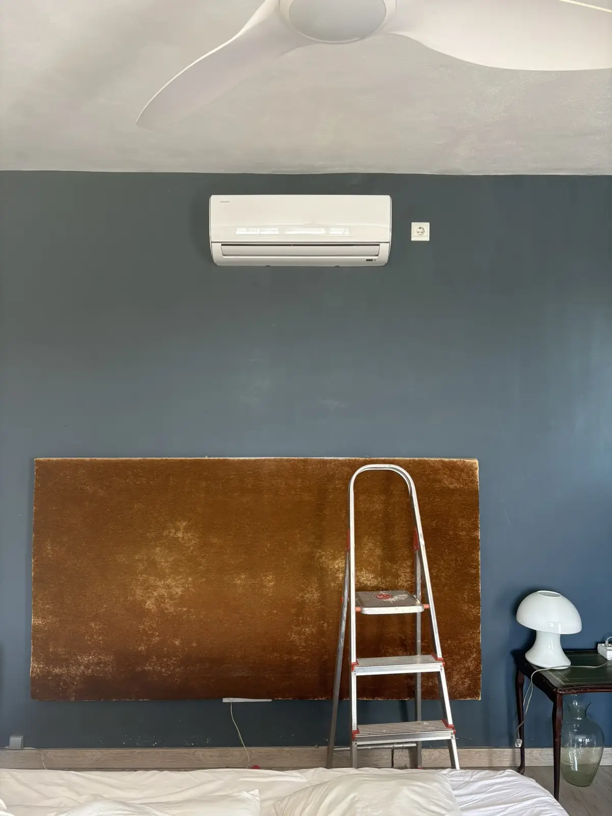 Unidad interior instalada en un dormitorio.