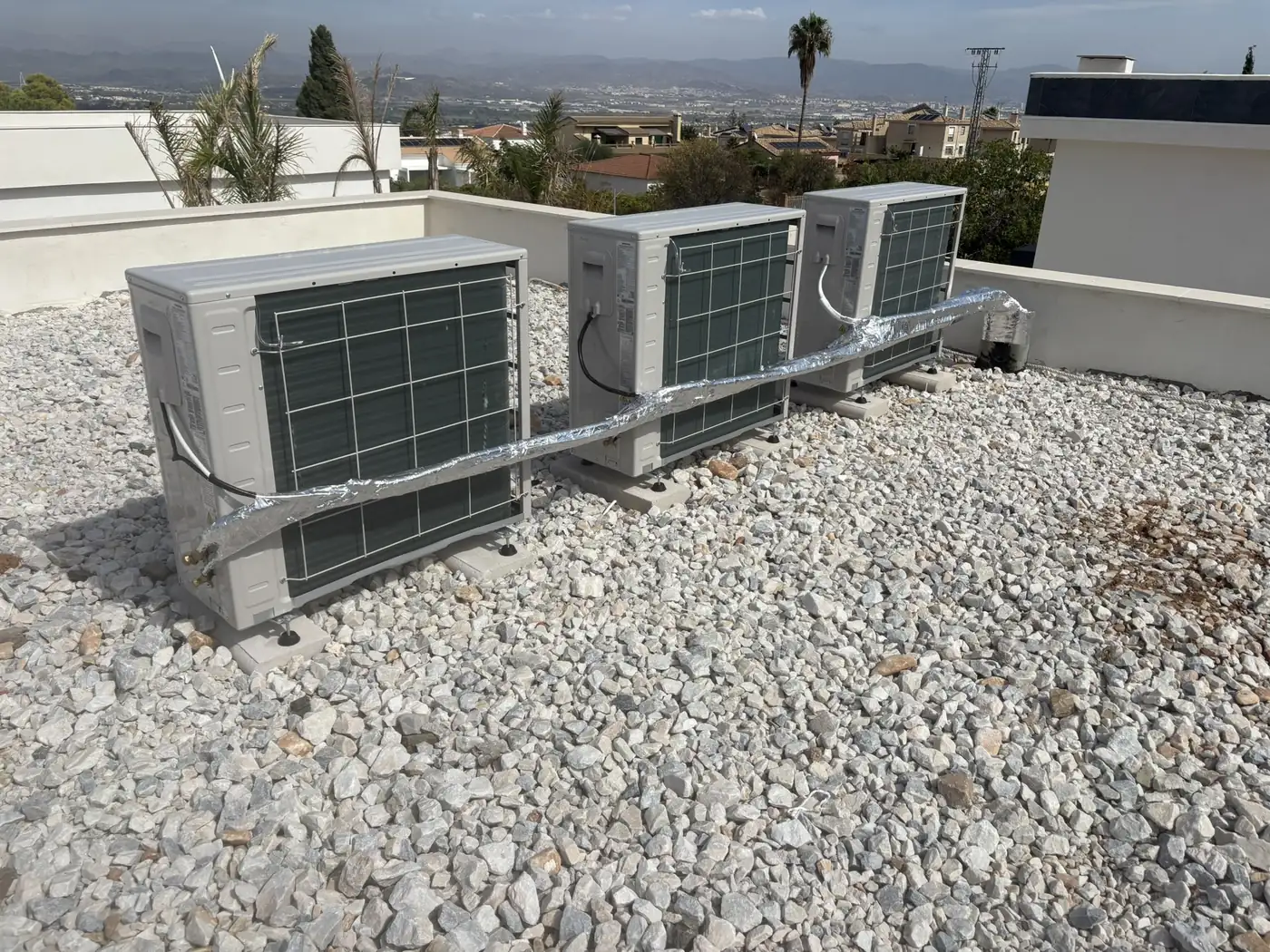 Unidades exteriores instaladas en la cubierta de una vivienda.
