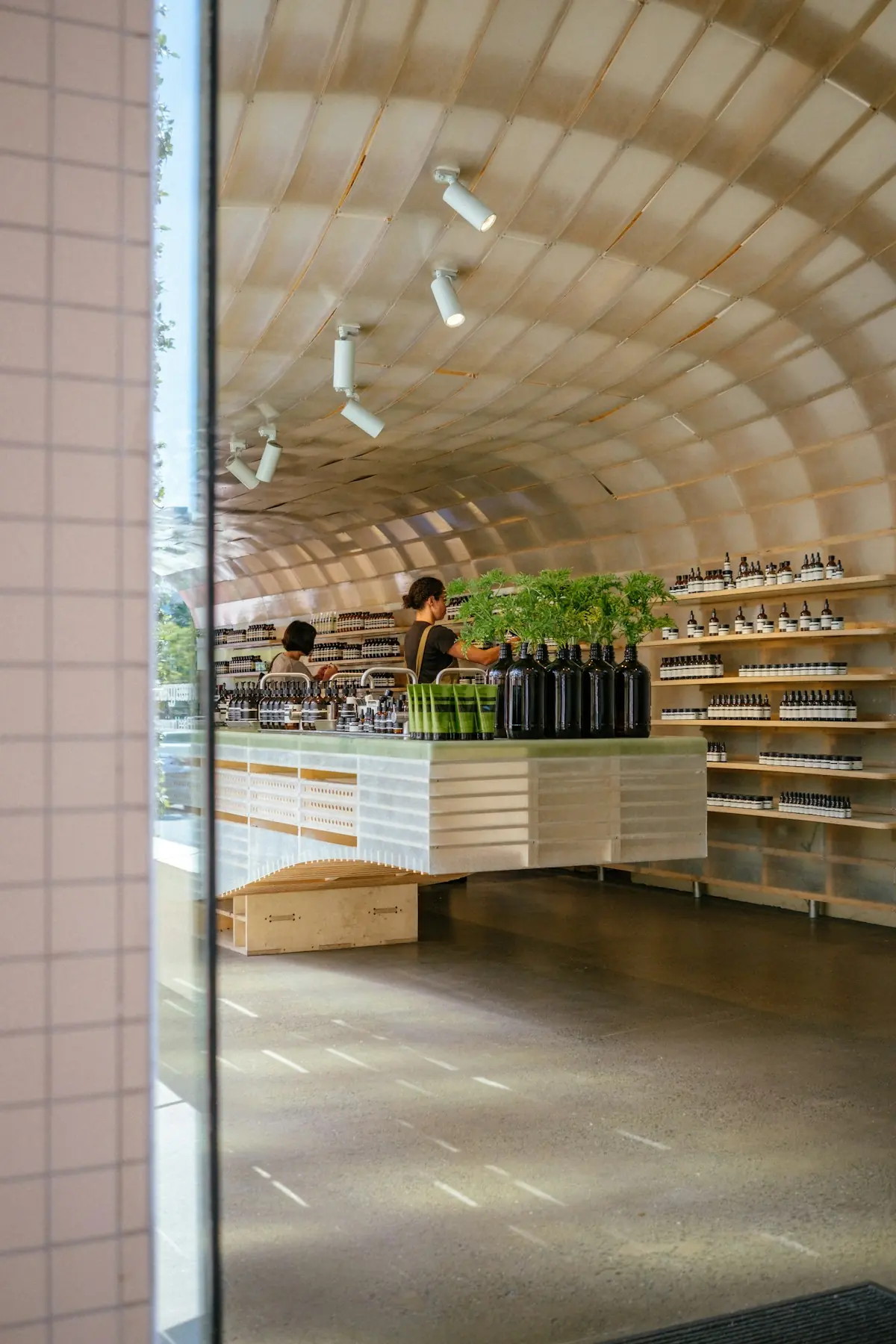 Interior de una tienda moderna con estanterías de madera