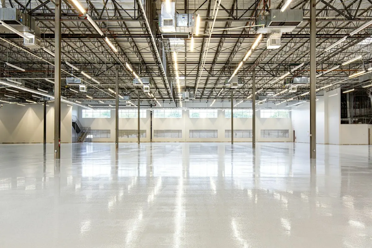 Nave industrial diáfana con suelo de hormigón pulido