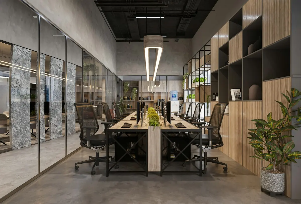 Oficina moderna con puestos de trabajo y sala acristalada