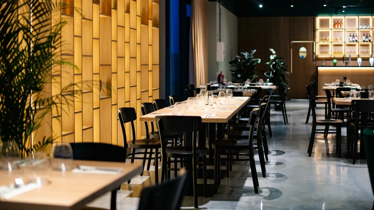 Comedor de restaurante con mesas de madera y panelado cálido
