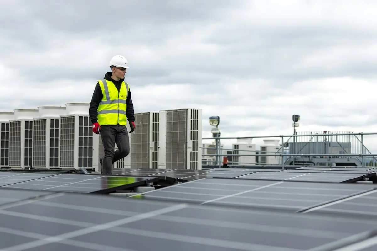 Técnico revisando equipos de climatización en una cubierta